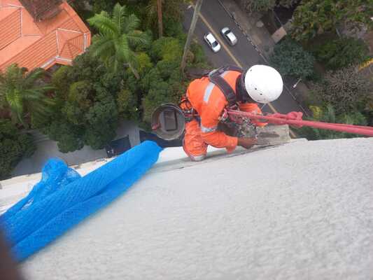 empreiteiro escalando em altura prédios para fazer uma reformar em um prédio de um condomínio no Rio de Janeiro RJ